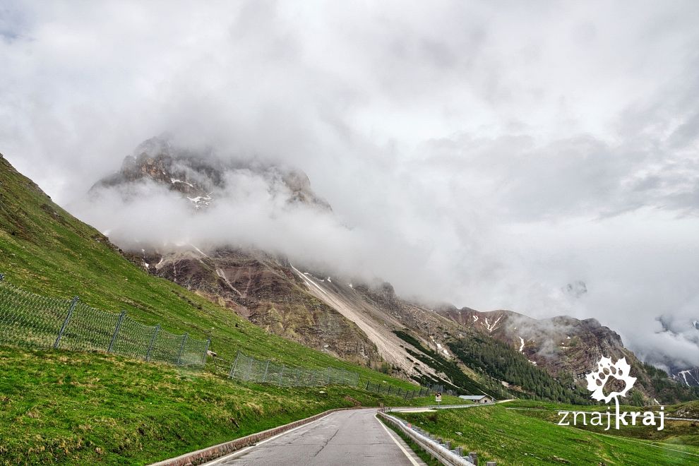 droga-w-chmurach-na-passo-rolle-trentino