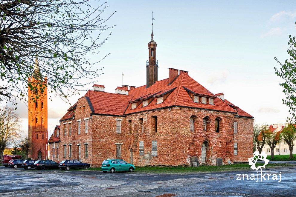 Remontowany ratusz w Pieniężnie