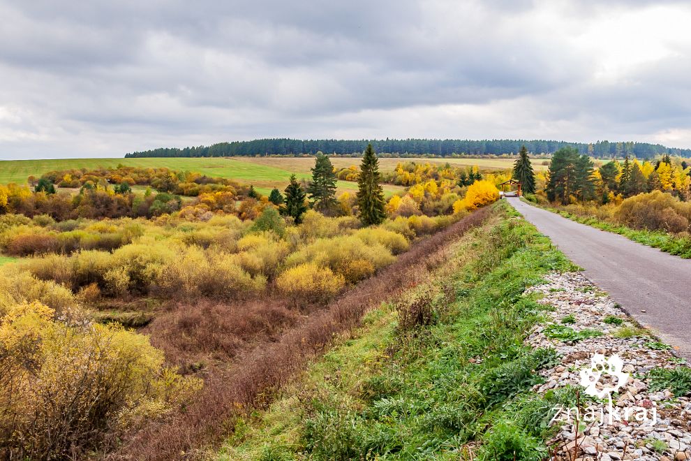 szlak-biegnacy-dawnym-nasypem-kolejowym-