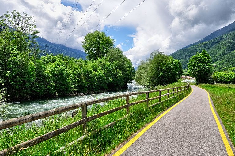 Droga rowerowa na rzeką Noce w Val di Sole Droga rowerowa na rzeką Noce w Val di Sole