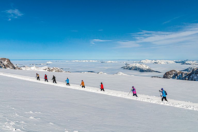 Narciarze na biegówkach na lodowcu Dachstein Narciarze na biegówkach na lodowcu Dachstein
