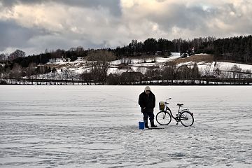 Wędkarze na zamarzniętym jeziorze Wędkarze na zamarzniętym jeziorze