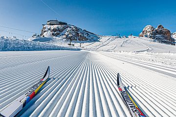 Widok z trasy biegowej Ramsau na stację gondoli Widok z trasy biegowej Ramsau na stację gondoli