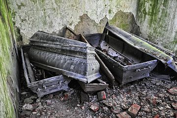 Zniszczone trumny w grobowcu Zniszczone trumny w grobowcu