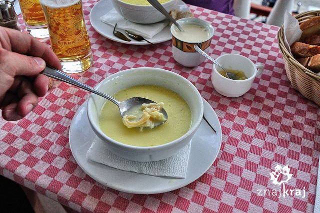 W restauracji w Ciocanesti. Bukowina, Rumunia