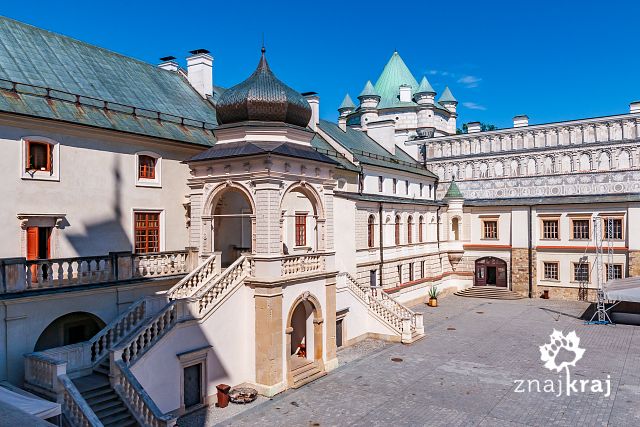 Na dziedzińcu zamku w Krasiczynie