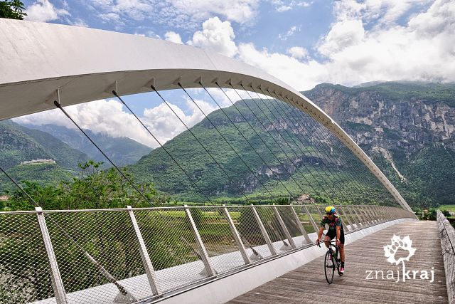 Efektowny most rowerowy nad Adygą