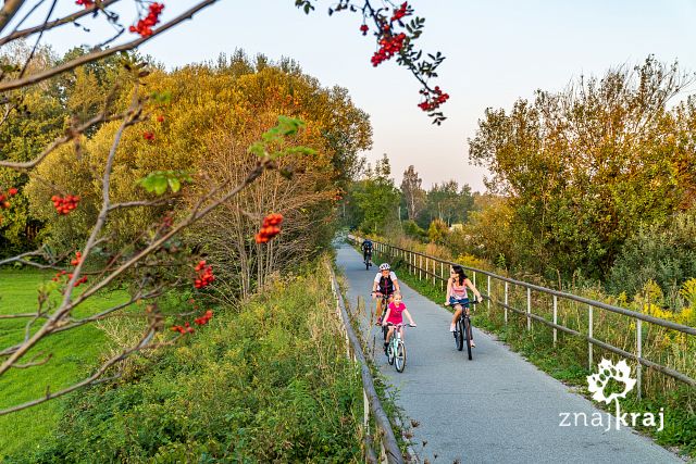 rodzina-na-zelaznym-szlaku-rowerowym-sla