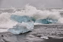 Błękitne bryły lodu wyrzucane przez ocean Błękitne bryły lodu wyrzucane przez ocean