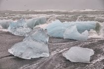 Bryły lodu wyrzucane na plażę