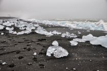 Dwa rzędy lodowych brył na plaży koło Jökulsárlón Dwa rzędy lodowych brył na plaży koło Jökulsárlón