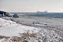 Hel, śnieg, biegówki i statki na horyzoncie