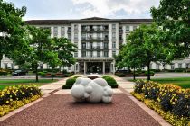 Hotel w głównym parku uzdrowiska Hotel w głównym parku uzdrowiska
