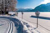 Narciarskie tory nad brzegiem jeziora Walchsee