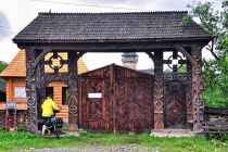 Przez tradycyjną bramę do cerkwi Przez tradycyjną bramę do cerkwi