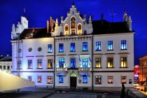 Ratusz w Rzeszowie z iluminacją