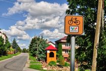 Rowerowy drogowskaz "pomarańczowego" szlaku