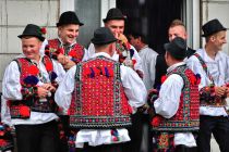 Rumuni w ludowych strojach Rumuni w ludowych strojach