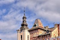 Rynek w Białej, w tle Kamienica pod Żabami Rynek w Białej, w tle Kamienica pod Żabami