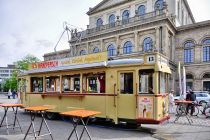 Uliczny bar w starym tramwaju, w tle opera w Hanowerze Uliczny bar w starym tramwaju, w tle opera w Hanowerze