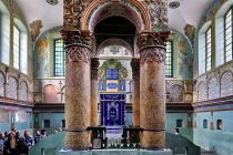 Wnętrze leżajskiej synagogi