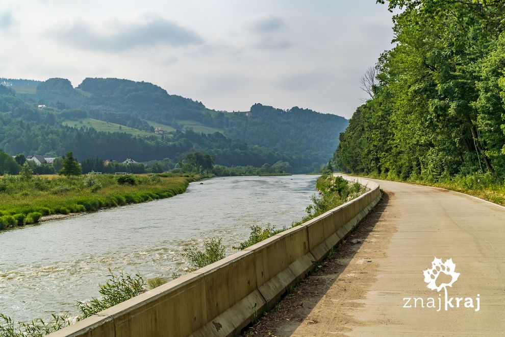 betonowa-droga-rowerowa-nad-popradem-mal