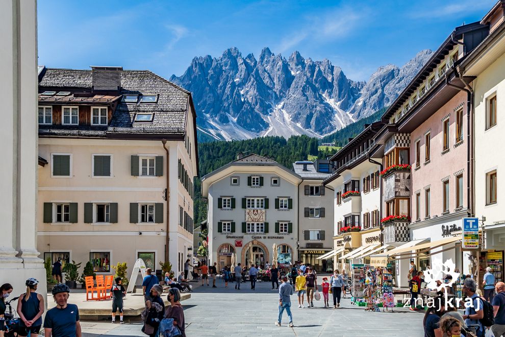 centrum-san-candido-z-dolomitami-w-tle-k