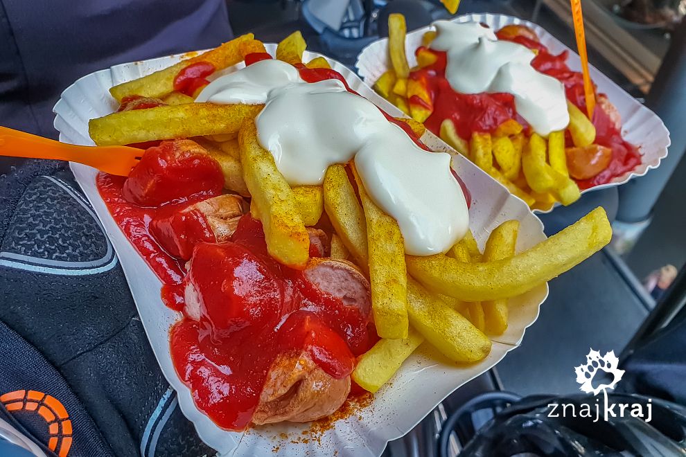 Currywurst z frytkami w Berlinie