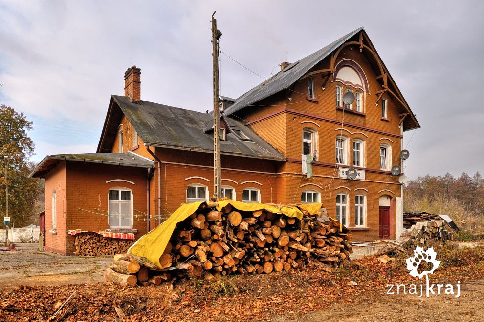 Dawny dworzec kolejowy w Siekierkach