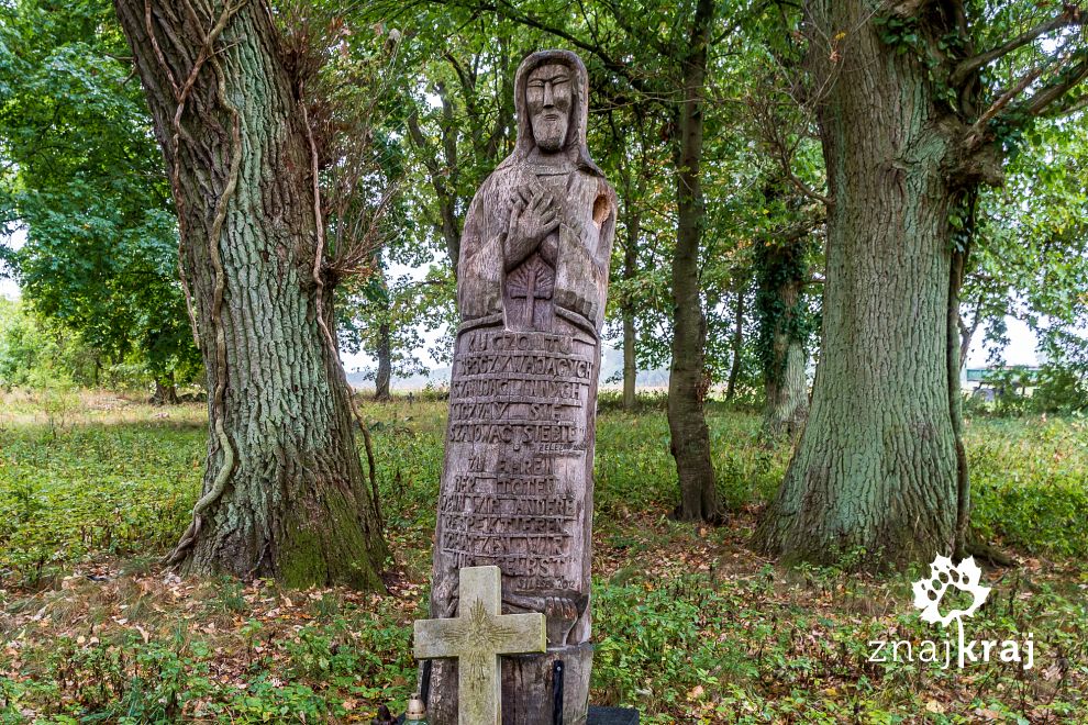 Drewniana rzeźba na lapidarium w Żeleźnie