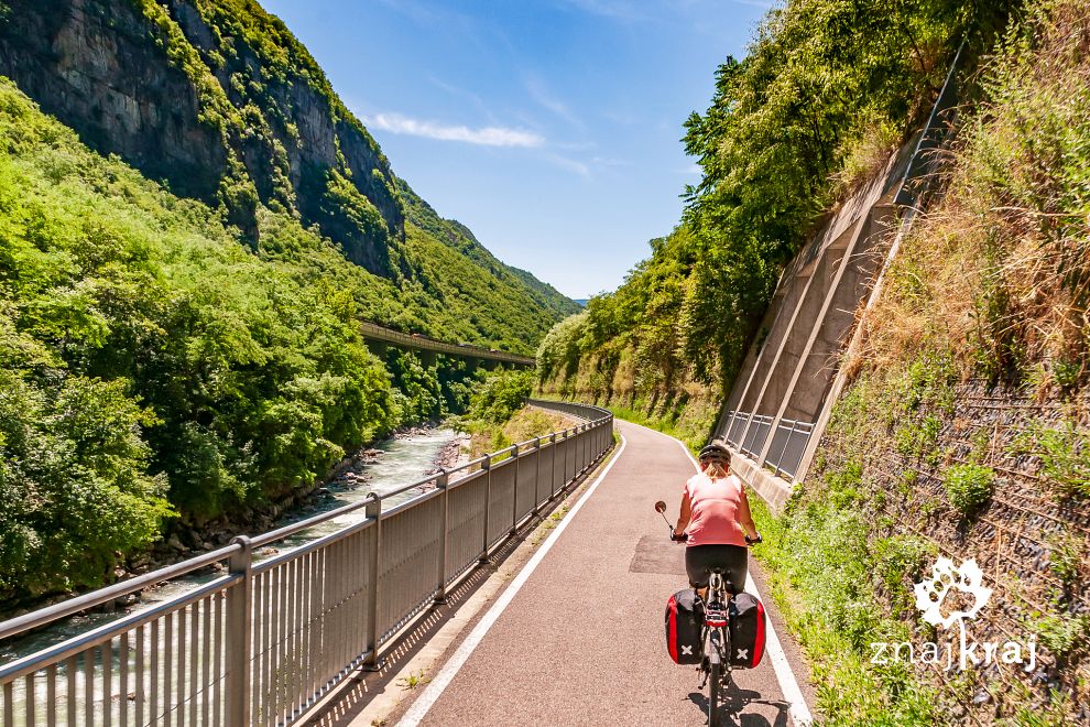 droga-rowerowa-obok-tunel-autostrady-pol