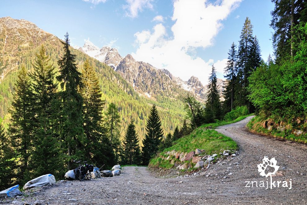 Droga ku Passo Cinque Croci w Dolomitach