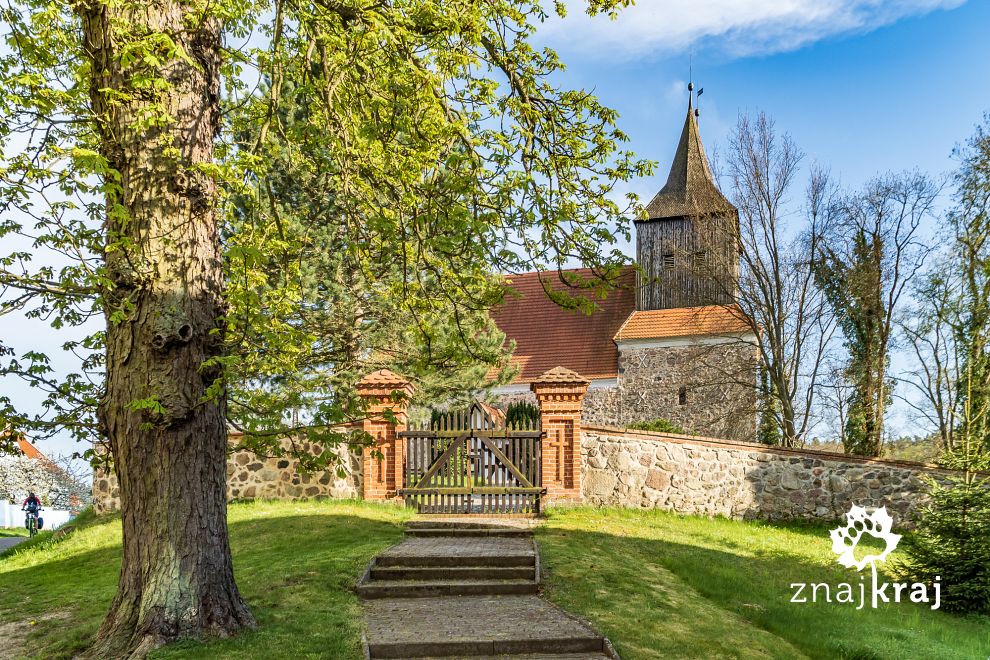 Gotycki kościół w Möbiskruge