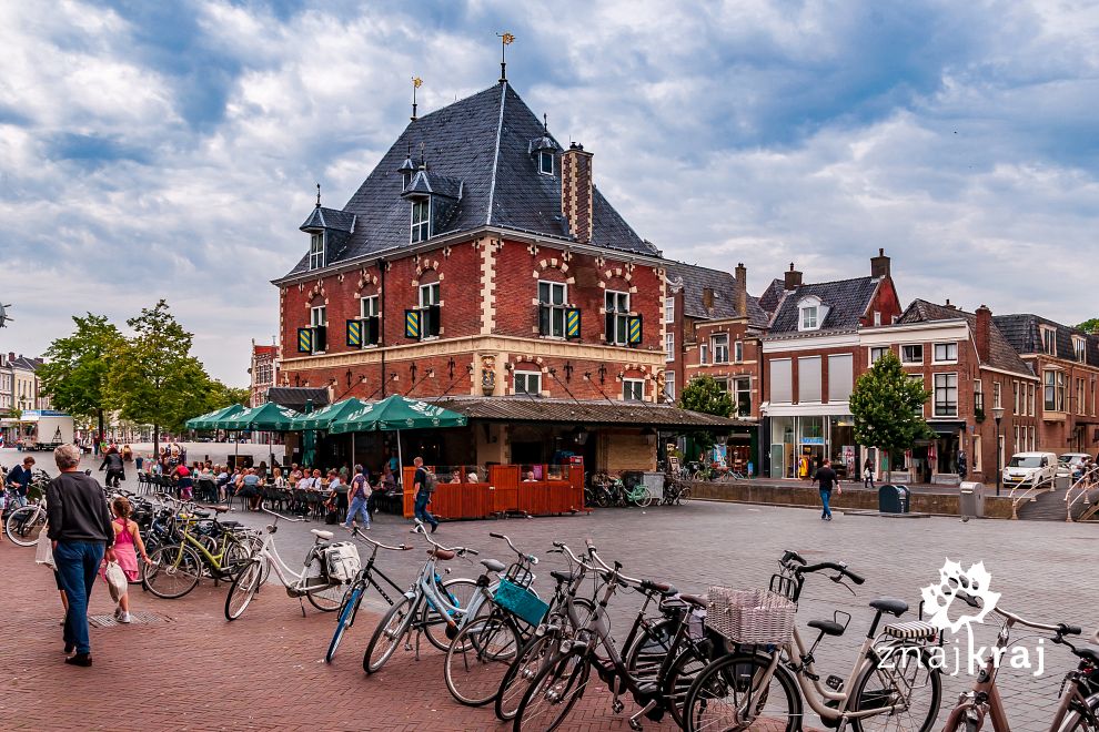 Rowery przed zabytkową miejską wagą w Leeuwarden
