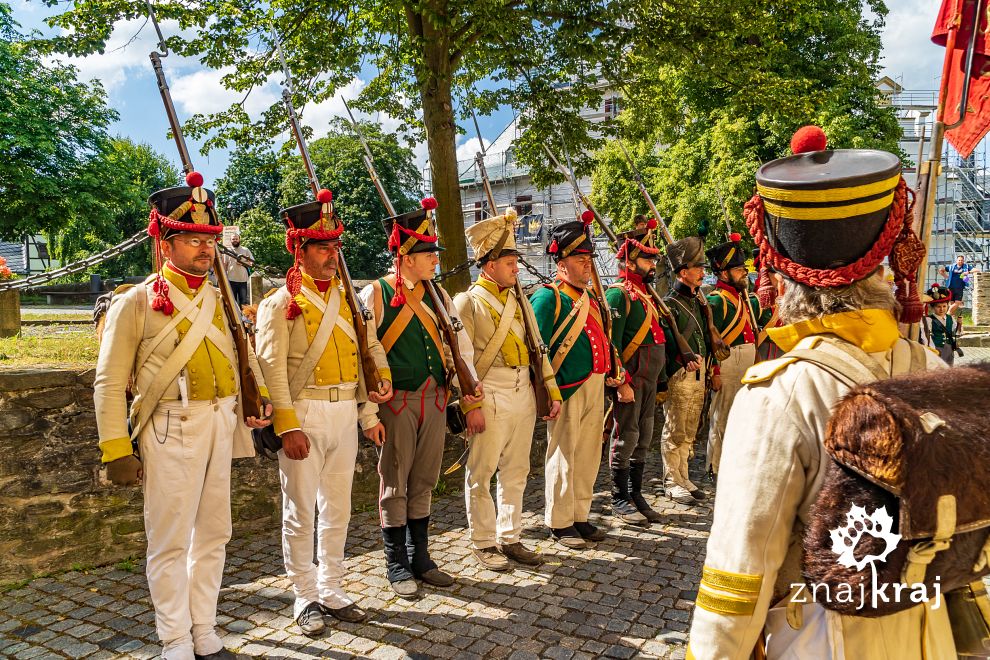 Parada rekonstruktorów przed zamkiem Wolkenstein