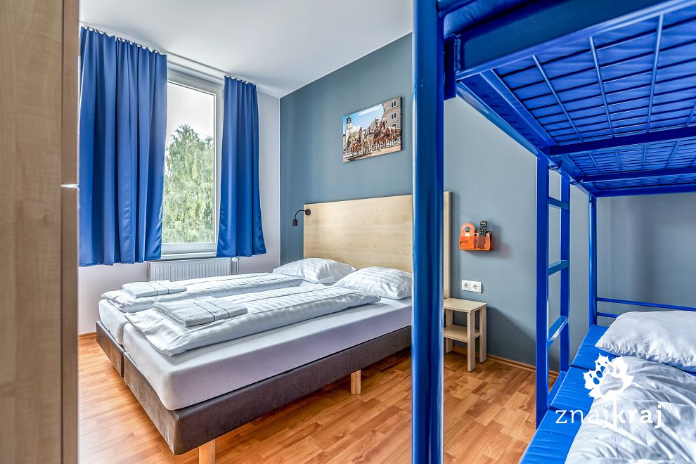 Hotel i hostel A&O w Salzburgu - wnętrze pokoju