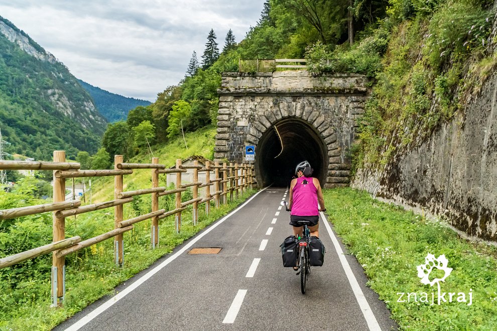 jeden-z-tuneli-na-trasie-rowerowej-alpe-