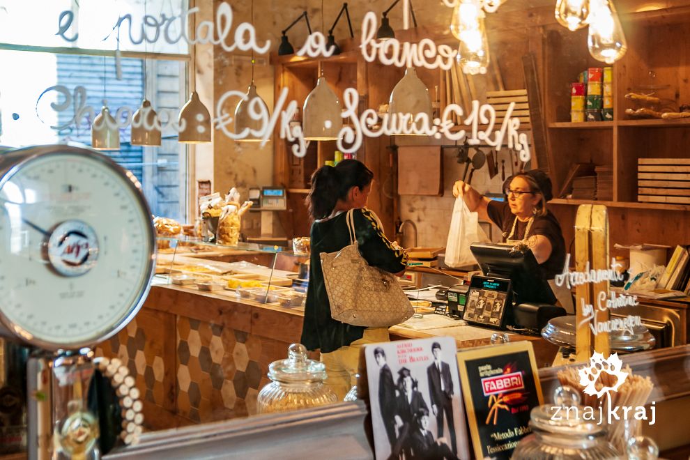Sklep z makaronami i restauracja w jednym w Bolonii