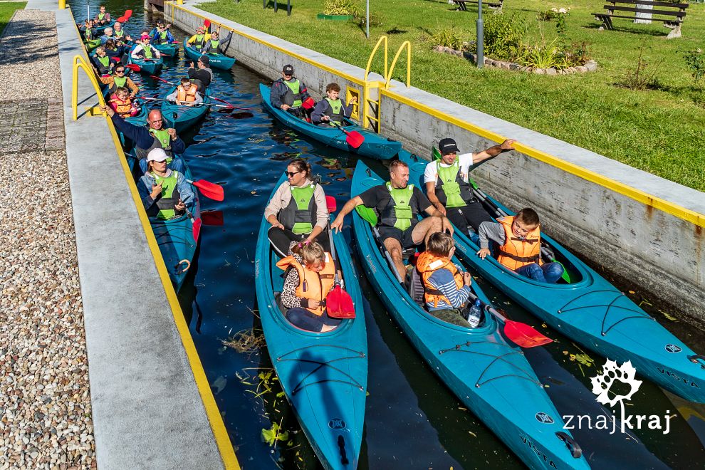 Kajakarze w śluzie Miłomłyn na Kanale Elbląskim
