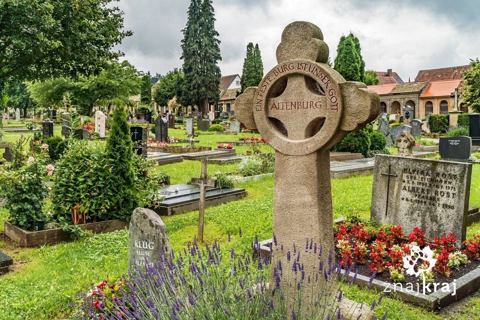 Kamienny krzyż na cmentarzu w Ansbach