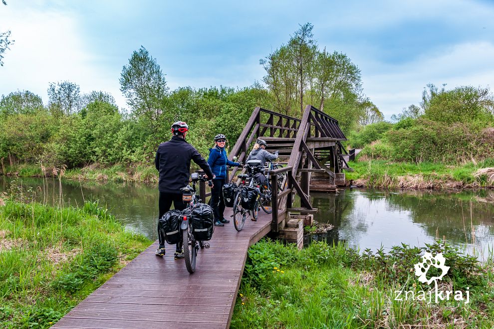 Kładka dla rowerzystów nad kanałem