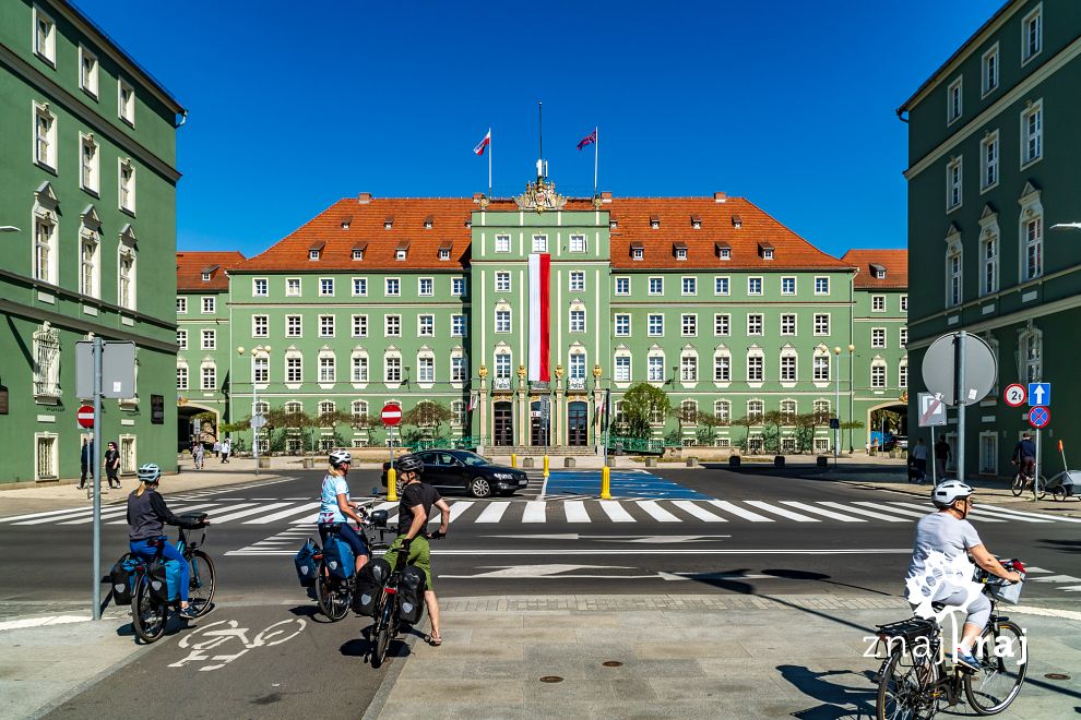 koniec-drogi-rowerowej-przed-urzedem-mia