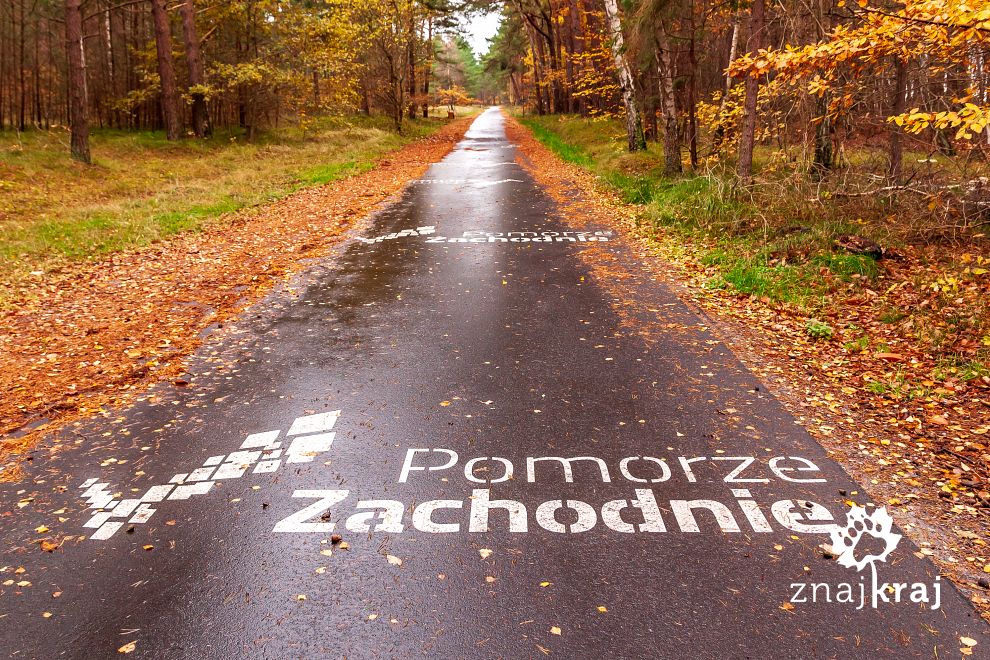 Logo Pomorza Zachodniego na drodze rowerowej