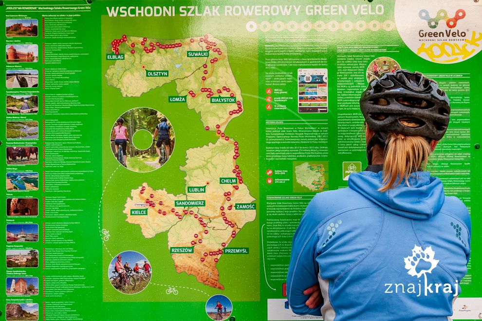 Przed tablicą z mapą szlaku Green Velo