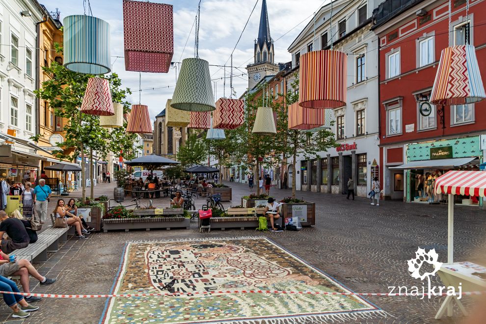 Domowy nastrój na głównym placu miejskim w Villach