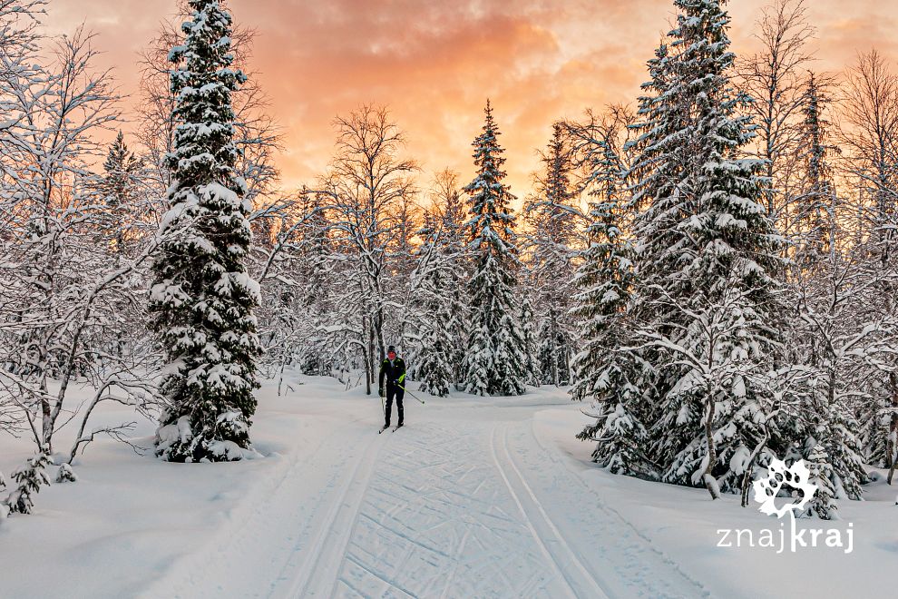 Niebo płonące nad trasą biegową