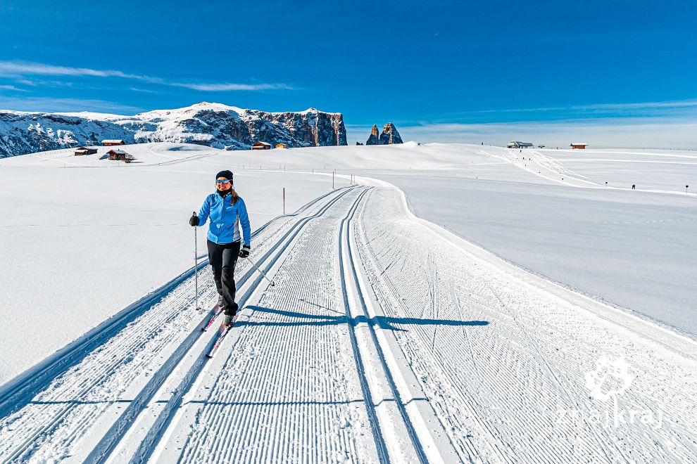 Na biegówkach na Alpe di Siusi - w tle Sciliar
