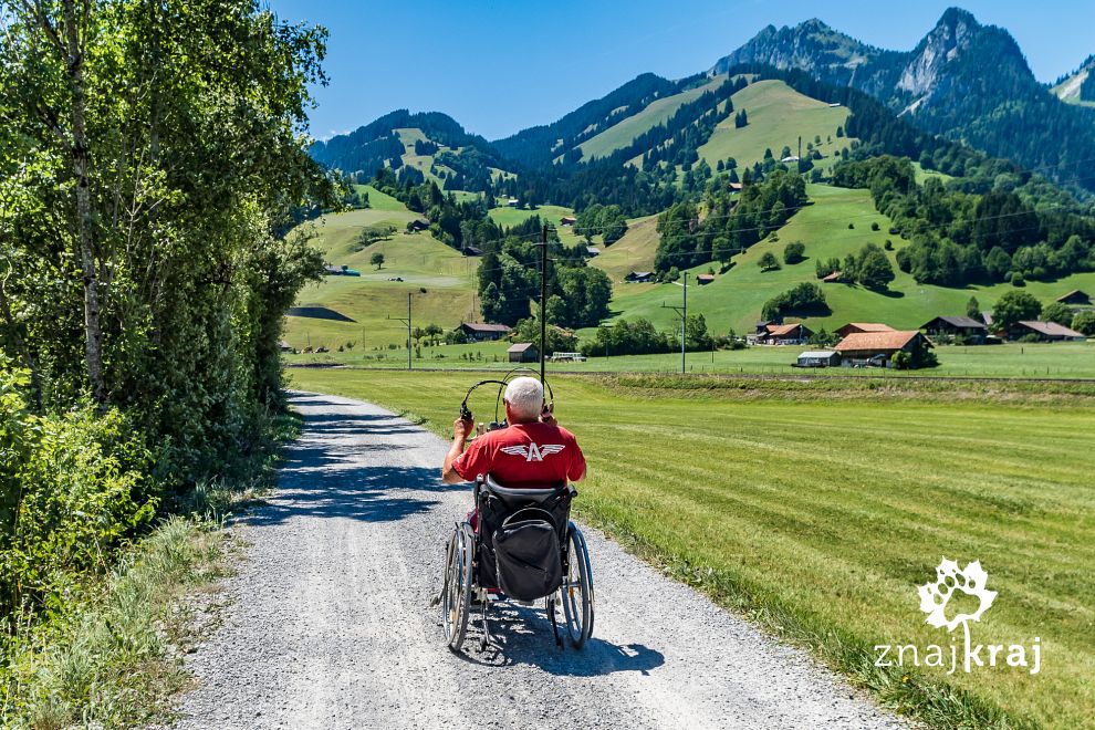 osoba-na-wozku-handbikeu-na-szlaku-rower