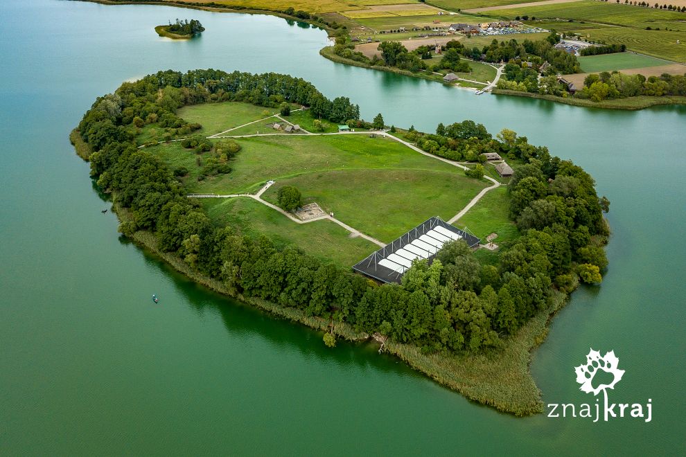 Ostrów Lednicki na jeziorze Lednica