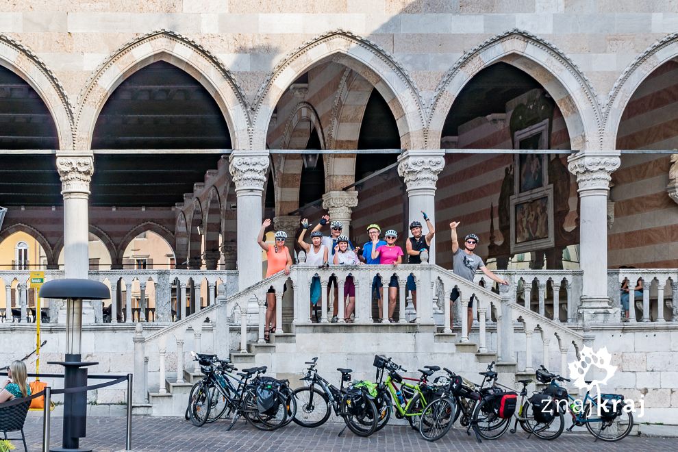 Pamiątkowe zdjęcie pod Loggia del Lionello w Udine